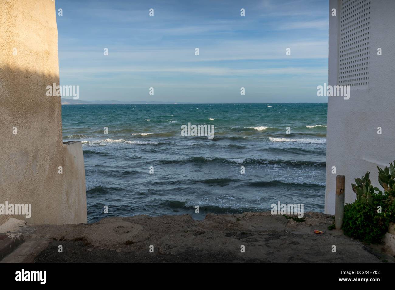 La mer Méditerranée vue entre le bâtiment dans le quartier tunisien de Carthage. Banque D'Images