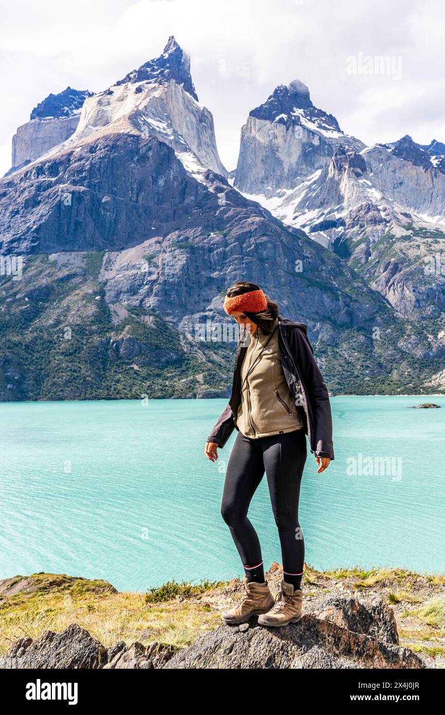 Jeune femme devant le lac Nordenskjold et la chaîne de montagnes Paine, Torres de Paine, Magallanes et Antarctique chilien, Chili Banque D'Images