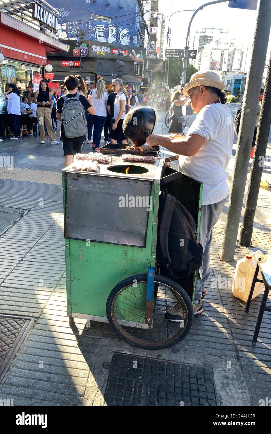 Vendeur de rue préparant des arachides grillées, Buenos Aires, Argentine, Amérique du Sud Banque D'Images