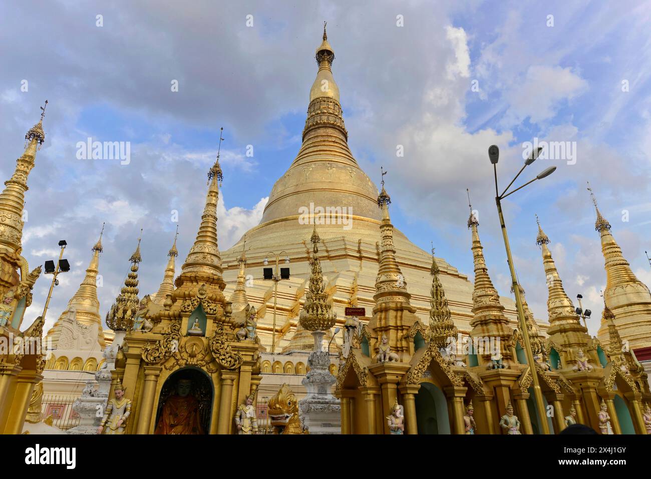 Pèlerins à la pagode Shwedagon, Yangon, Myanmar, Asie, le majestueux stupa doré de la pagode Shwedagon, un symbole de l'architecture du Myanmar et Banque D'Images