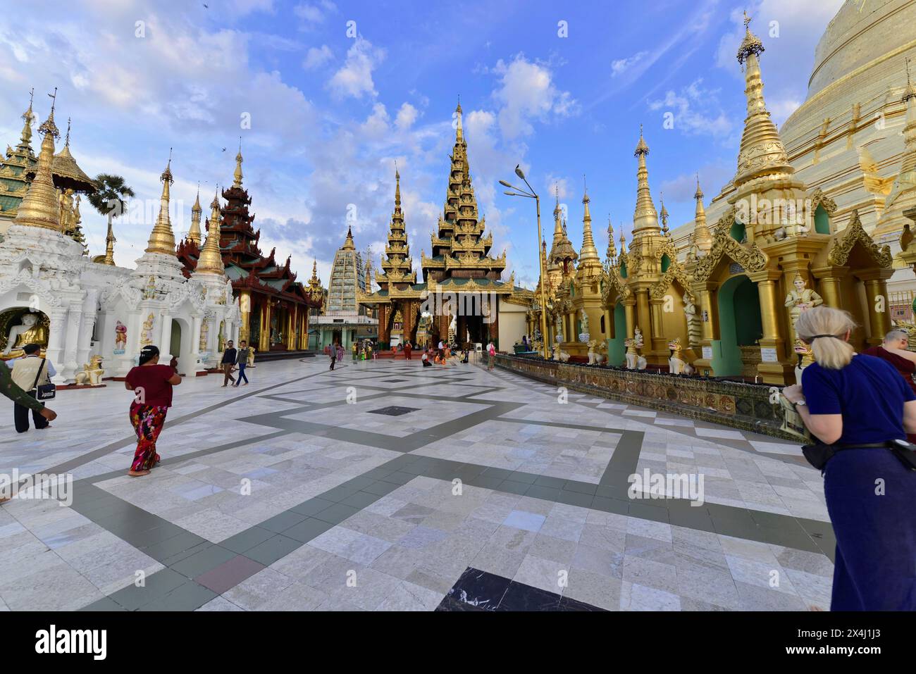 Shwedagon Pagoda, Yangon, Myanmar, Asie, les gens visitent et prient dans une cour de temple à l'architecture traditionnelle birmane Banque D'Images