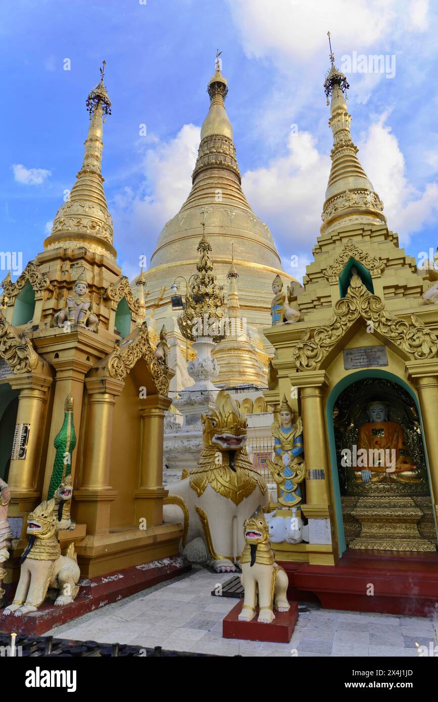 La pagode Shwedagon, Yangon, Myanmar, Asie, la pagode Shwedagon se caractérise par des stupas dorés et une architecture Myanmar contre un ciel nuageux Banque D'Images