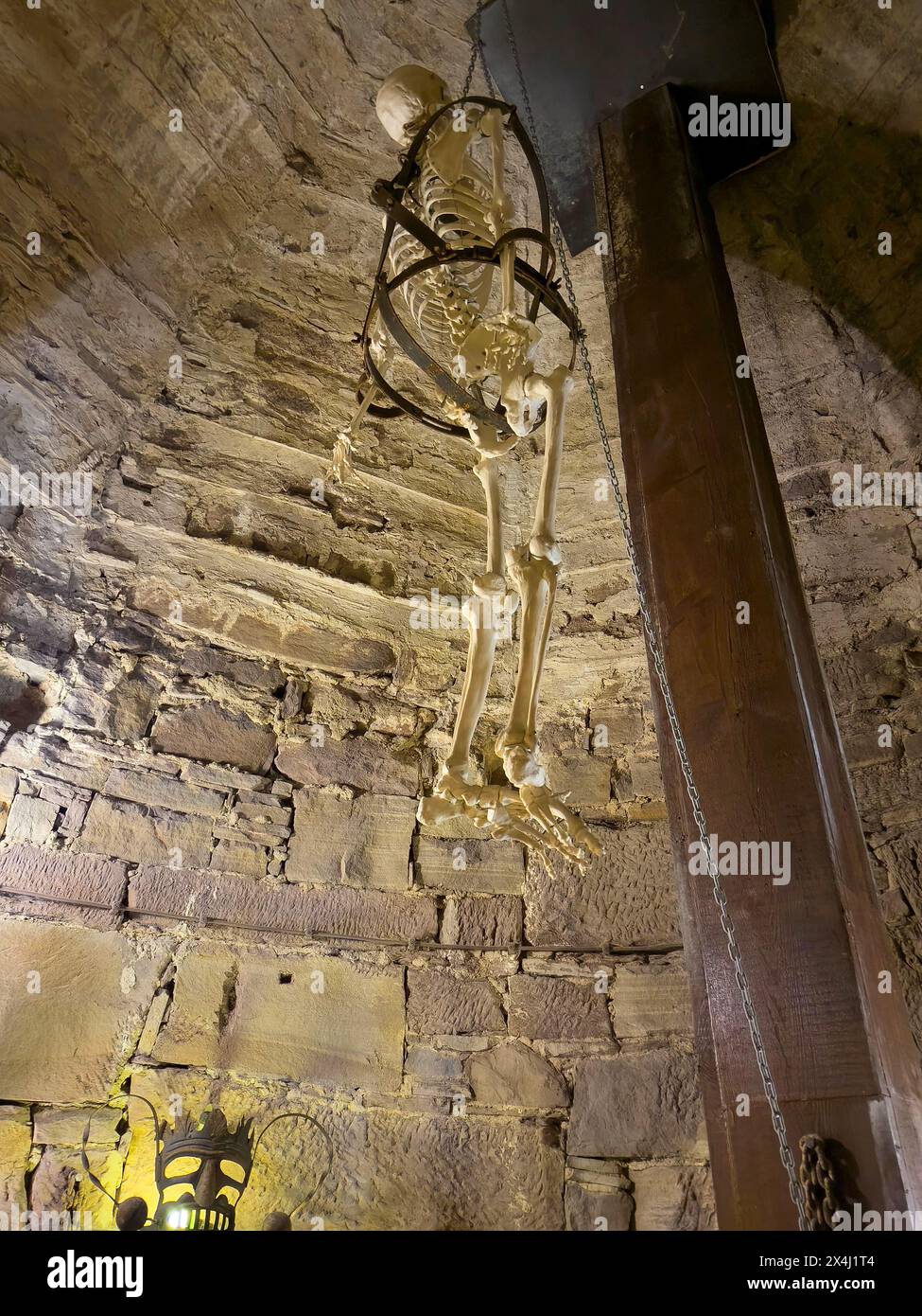 Représentation avec squelette artificiel de torture historique en bas à gauche de l'image, modelé sur un masque de fer dans l'ancienne cave de torture de Banque D'Images
