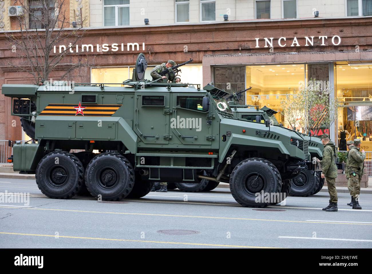 Le porte-avions blindé russe Typhon sur la rue Tverskaya lors d'une répétition du défilé de la victoire Banque D'Images
