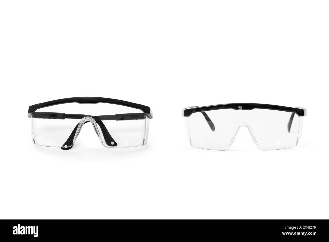 Lunettes de protection en plastique noir isolées sur fond blanc, vue de face Banque D'Images