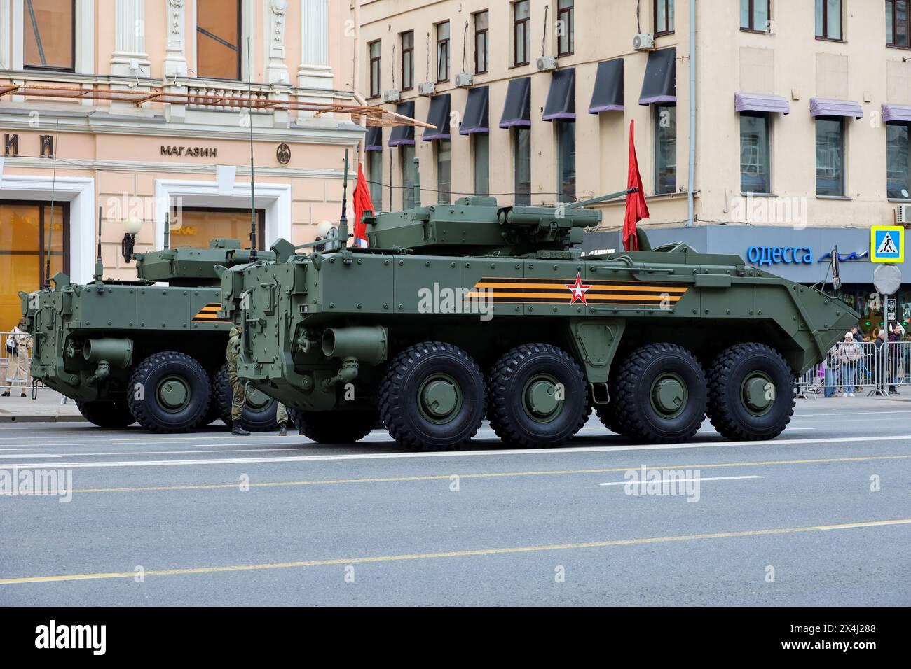 Le porte-avions blindé russe Boomerang sur la rue Tverskaya lors d'une répétition du défilé de la victoire Banque D'Images
