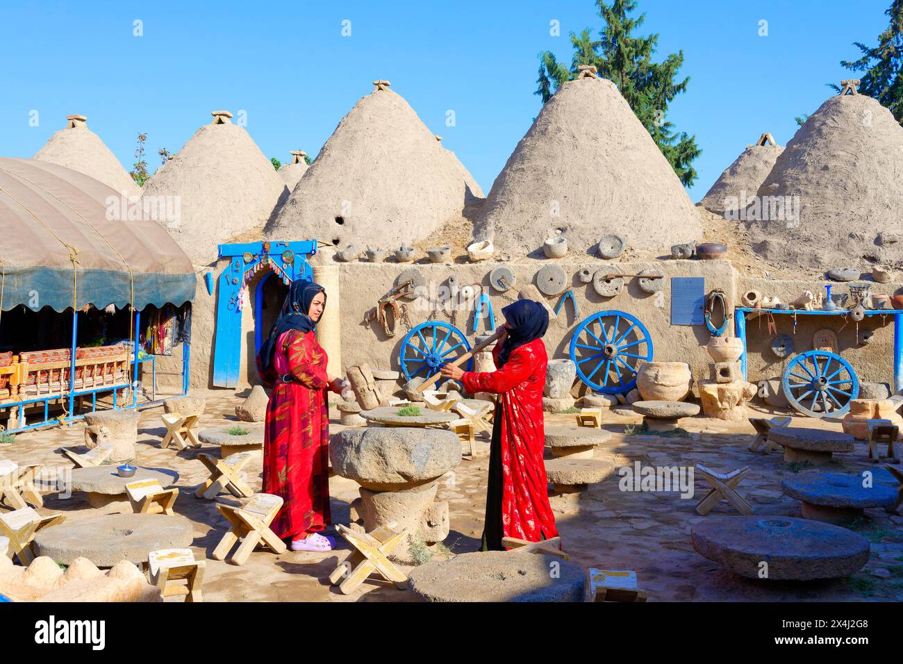 Femmes dans la cour, Harran, Turquie Banque D'Images