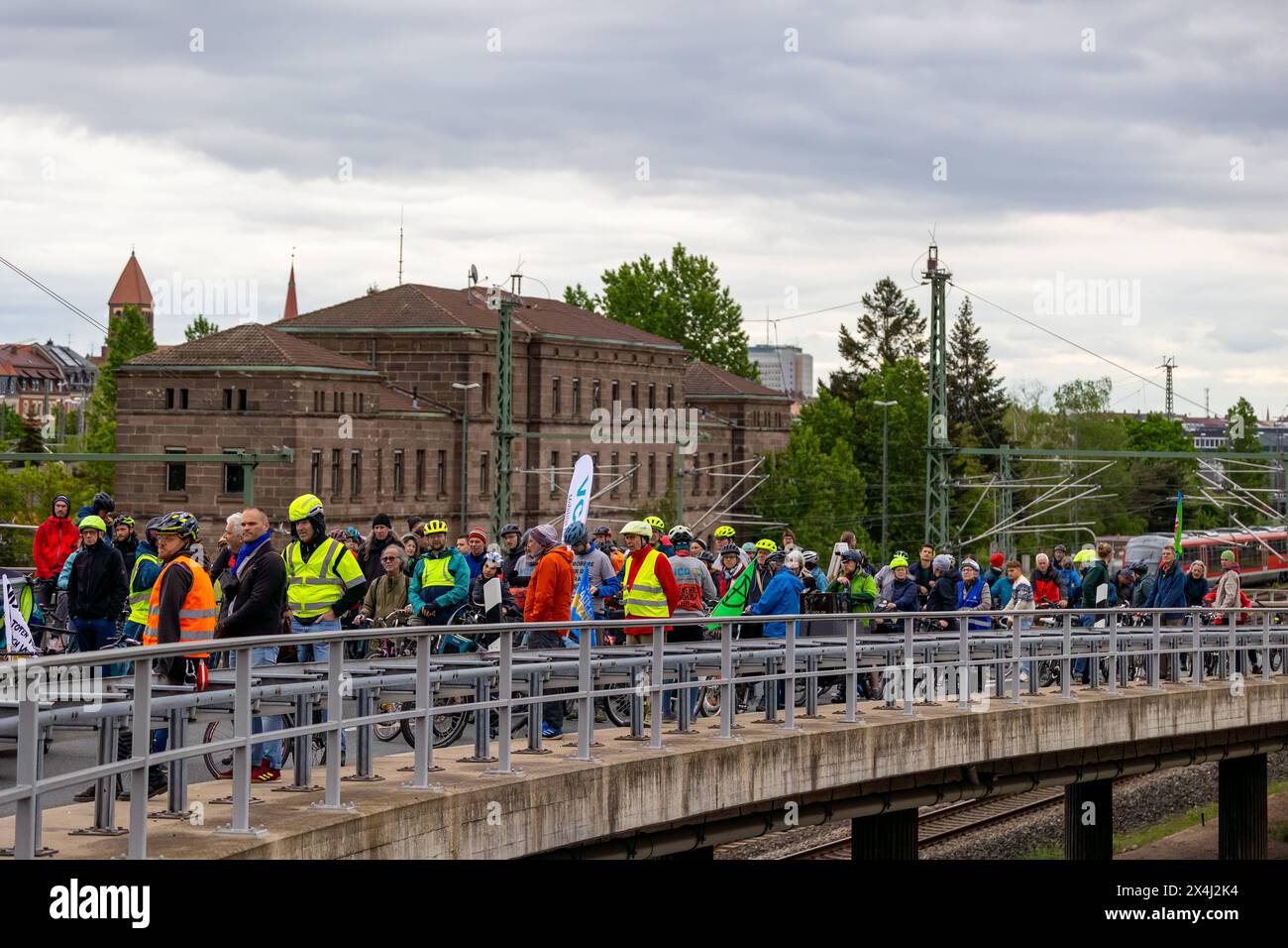 Fahrrad-Demonstration für die Mobilitätswende im Großraum Nürnberg Raddemo gegen den Ausbau des Frankenschnellwegs, für Radschnellwege und für die Stadt-Umland-Bahn, die Verlängerung der Straßenbahn von Nürnberg über Erlangen nach Herzogenaurach. Die route der Demonstration führte vom Nürnberger Opernhaus über den Frankenschnellweg bis zur Straßenbahnhaltestelle am Wegfeld , das Ende der derzeitigen Ausbaustrecke der Tram nach Erlangen. Nürnberg Bayern Deutschland *** démonstration de vélo pour le redressement de la mobilité dans la région du Grand Nuremberg démonstration de vélo contre l'expansion de Banque D'Images