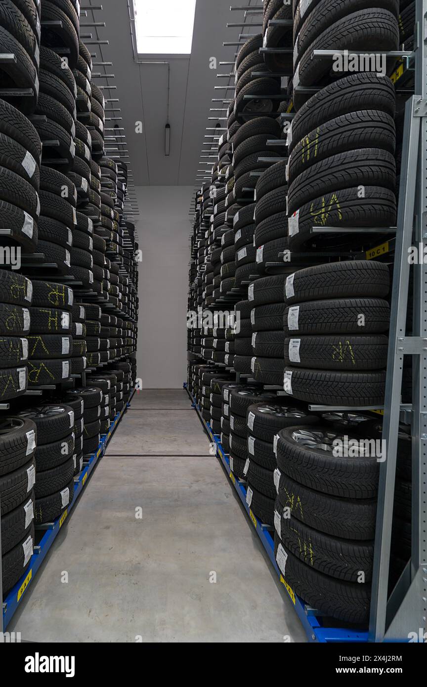 Entrepôt moderne de pneus, stockage des pneus des clients, Bavière, Allemagne, Europe Banque D'Images