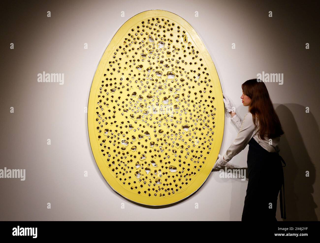 New York, États-Unis. 03 mai 2024. Lucio Fontana Concetto spaziale, la fine di Dio est exposé dans le cadre des articles inclus dans la vente aux enchères du soir contemporain et la vente aux enchères du soir moderne chez Sotheby's le vendredi 3 mai 2024 à New York. Photo de John Angelillo/UPI crédit : UPI/Alamy Live News Banque D'Images