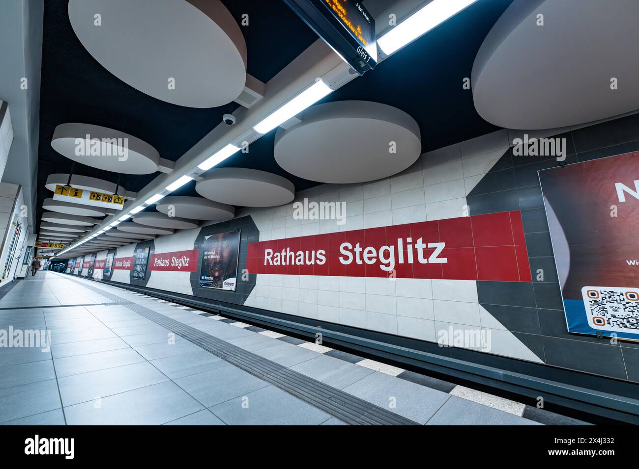 Station de métro moderne avec publicité sur piliers et plate-forme en lignes claires, Rathaus Steglitz, Berlin, Allemagne, Europe Banque D'Images