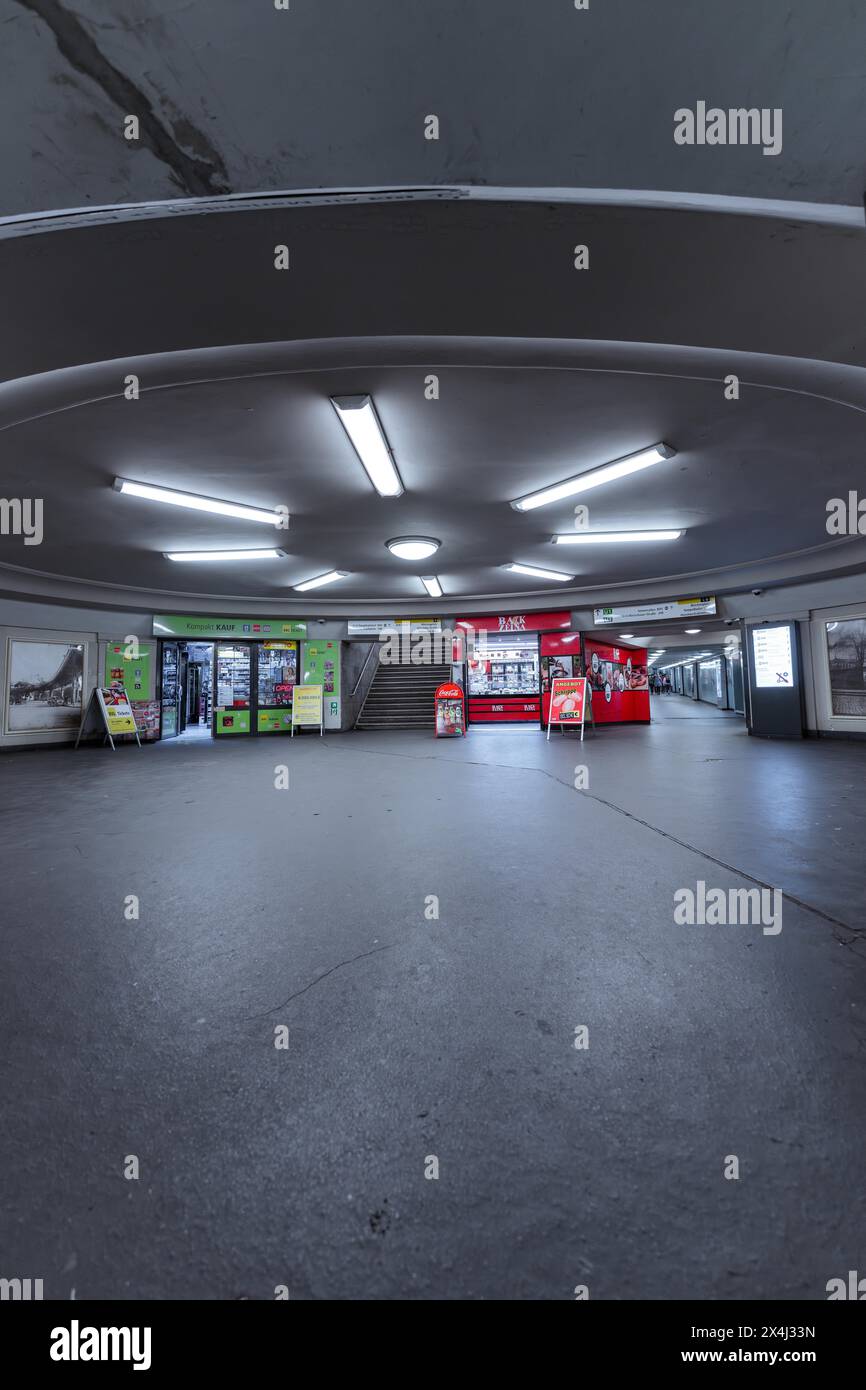 Salle de chemin de fer souterrain vide avec éclairage circulaire au plafond et lignes claires, Berlin, Allemagne, Europe Banque D'Images