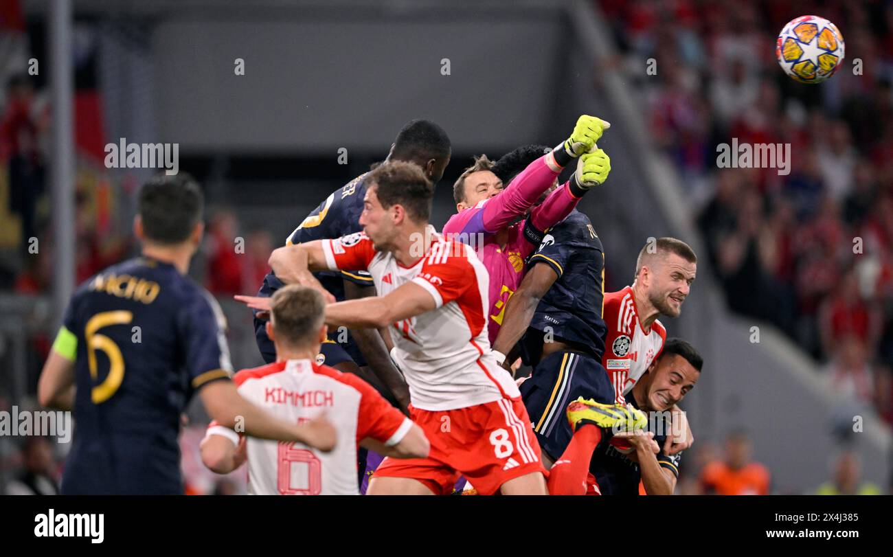 Scène zone de pénalité, scène zone de but gardien Manuel Neuer FC Bayern München FCB (01) vs Vinicius Junior Real Madrid (07) Antonio Rüdiger Real Madrid Banque D'Images