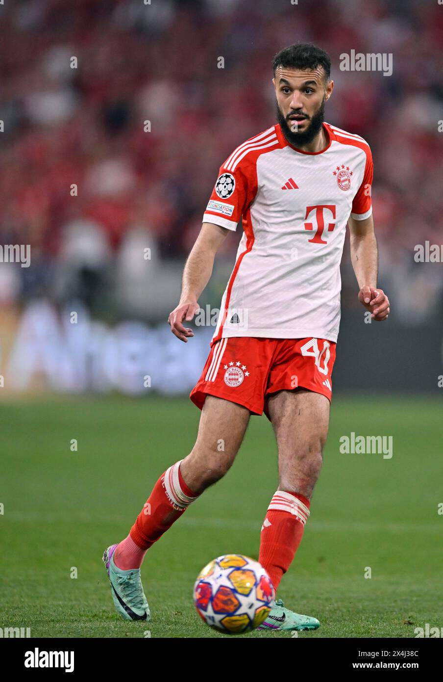 Noussair Mazraoui FC Bayern Munich FCB (40) action on the ball Champions League, CL, Allianz Arena, Munich, Bayern, Allemagne, Europe Banque D'Images