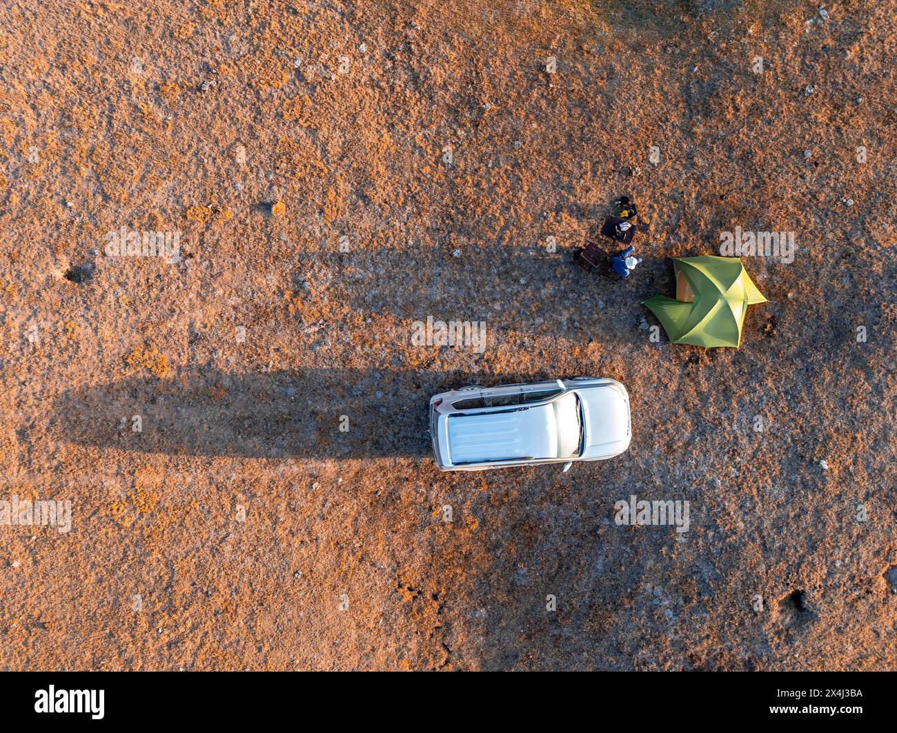Vue aérienne, vue d'en haut, camping de voiture hors route dans la nature sauvage, Kirghizistan Banque D'Images