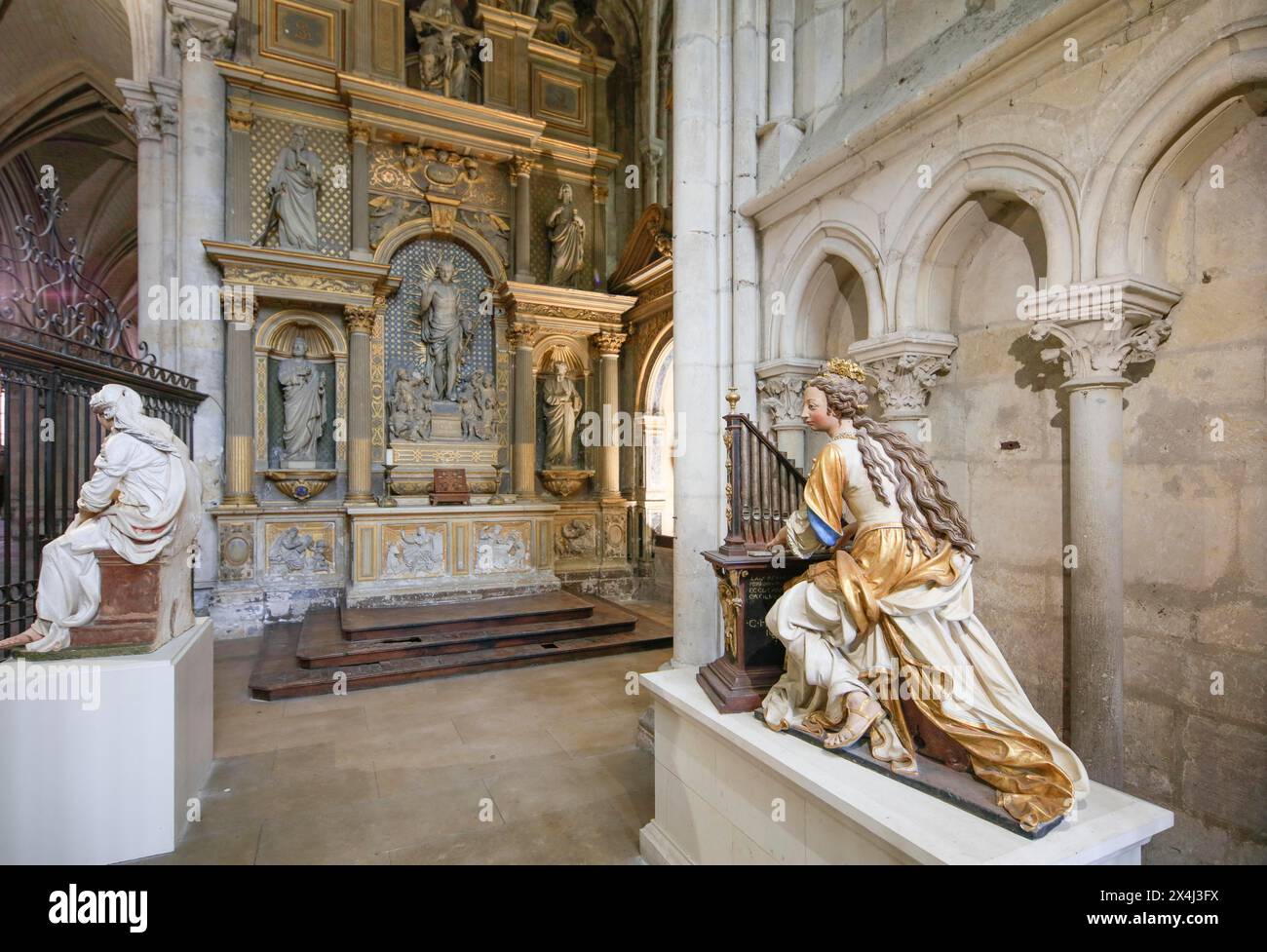 Chapelle de chœur avec statue de Sainte Cécile jouant de l'orgue, Cathédrale Saint-Julien du Mans romane-gothique, le Mans, Sarthe, pays de la Loi Banque D'Images