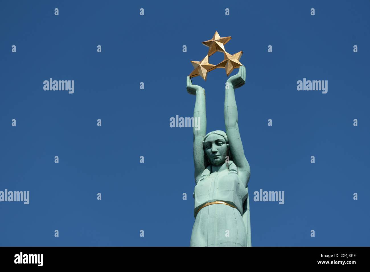 Monument de la liberté, érigé en 1935 au moment de la première indépendance de la Lettonie, statue féminine de la liberté tenant trois étoiles d'or dans ses mains, affecte Banque D'Images