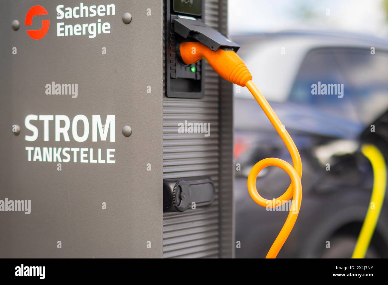 Voitures électriques aux bornes de recharge, Dresde, Saxe, Allemagne Banque D'Images