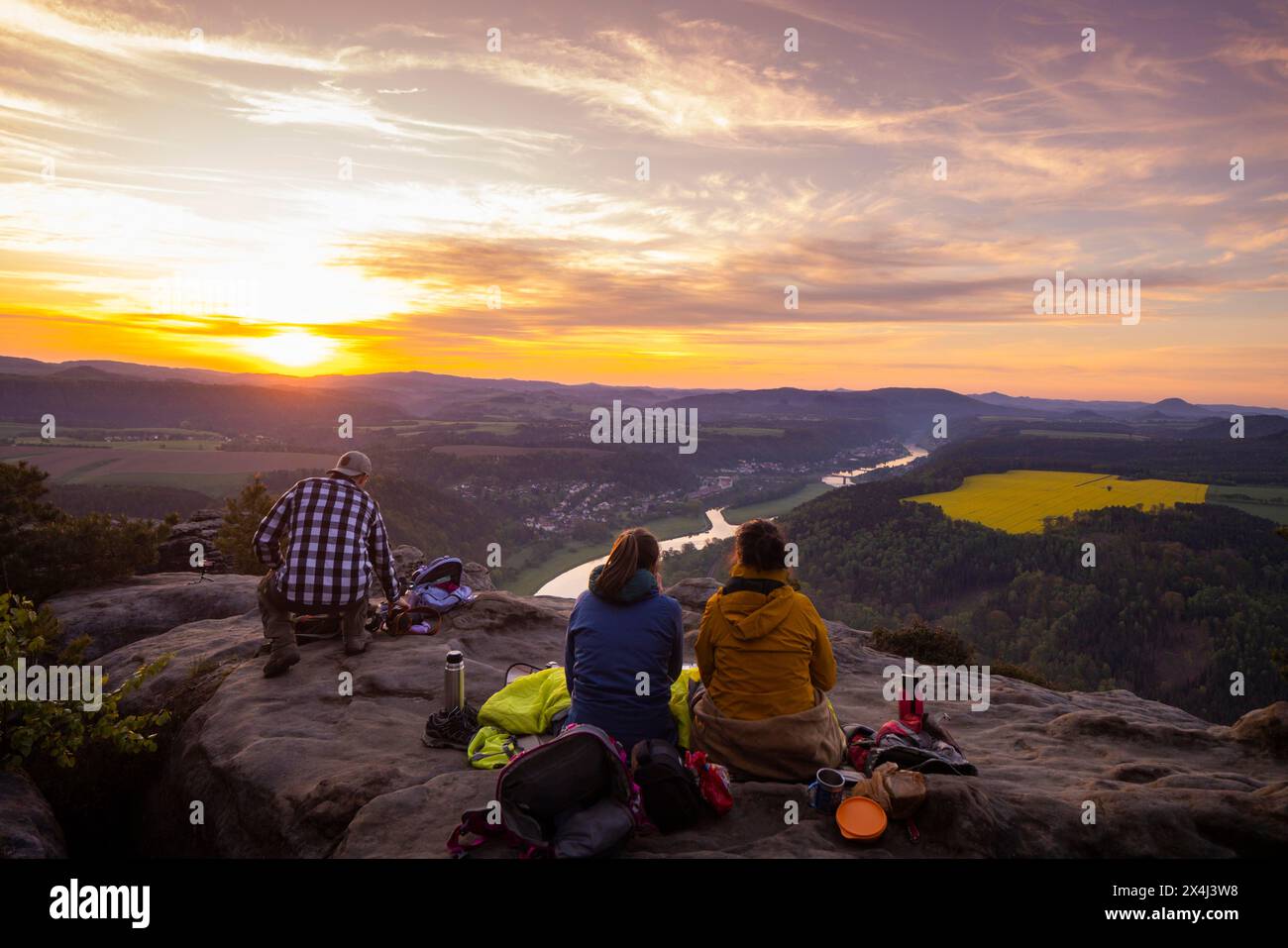 Lever de soleil sur le Lilienstein. Le Lilienstein est le rocher le plus frappant et le plus connu des montagnes de grès de l'Elbe. Vue sur la vallée de l'Elbe vers Banque D'Images