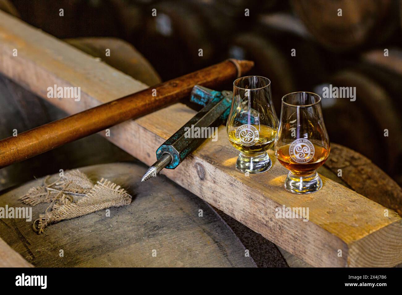 Deux verres de whisky et un extracteur de petits pains à l'entrepôt de la distillerie Kilchoman, Islay, Écosse Banque D'Images