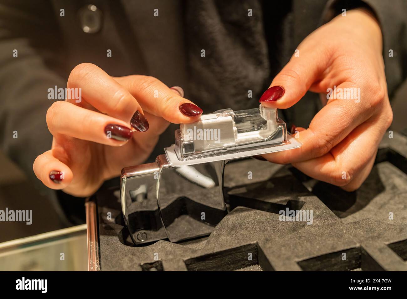 main préparation d'un pistolet de perçage d'oreille dans un magasin de bijoux, préparation pour un perçage d'oreille Banque D'Images