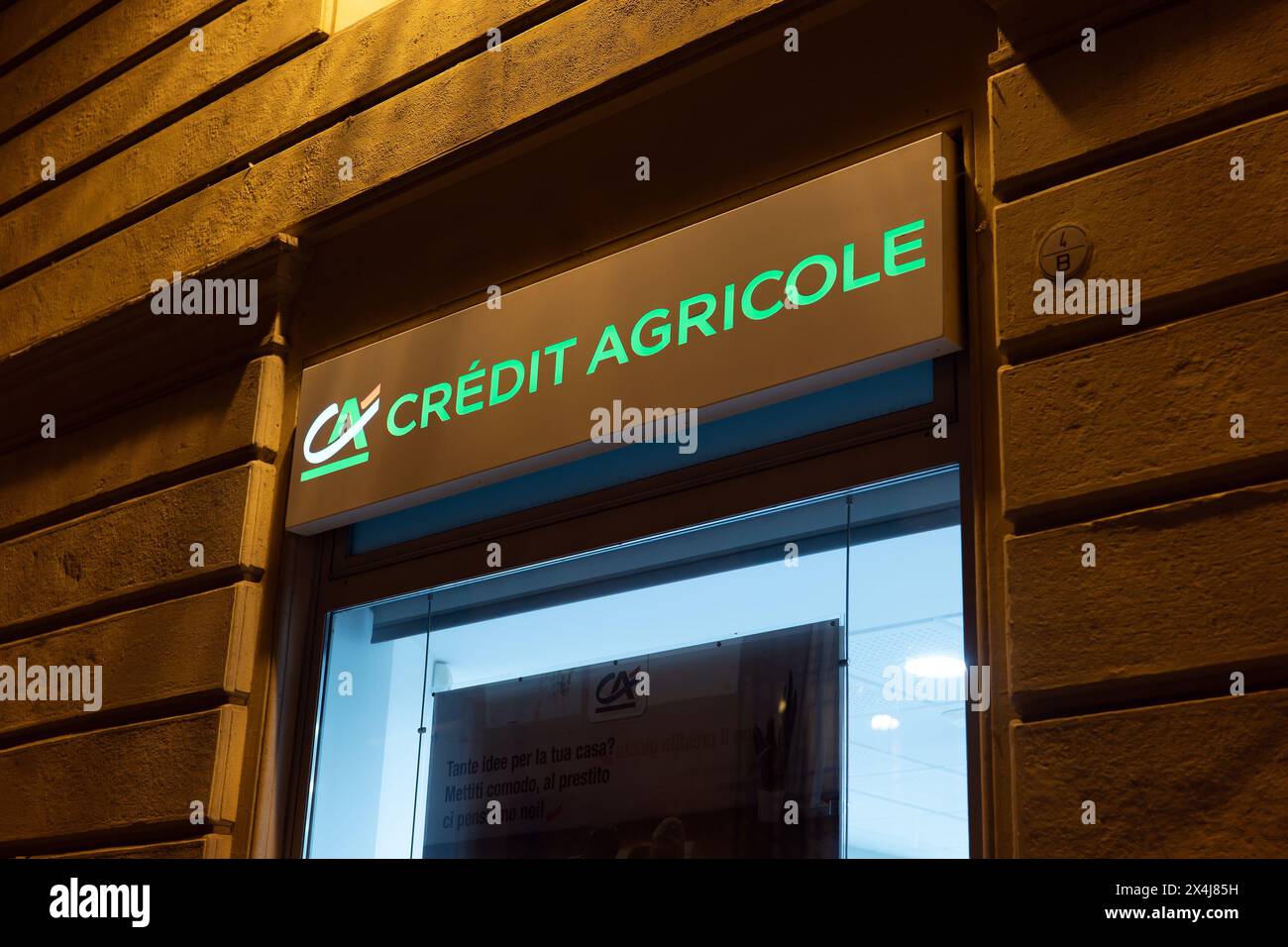 BOLOGNE, ITALIE - 19 AVRIL 2022 : vitrine de la banque crédit agricole au bureau en Italie la nuit Banque D'Images