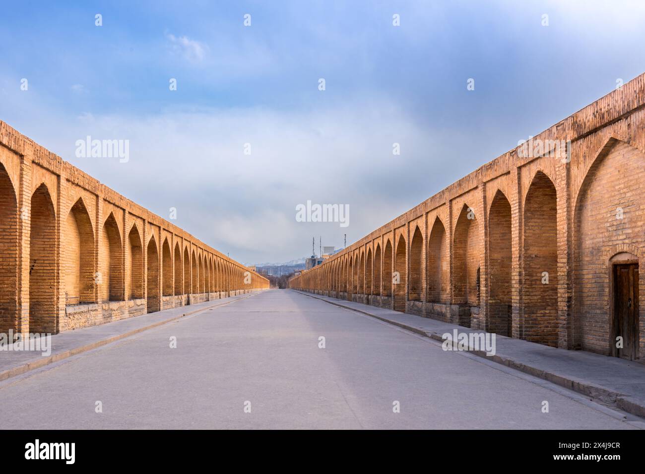 Le pont Allahverdi Khan est un lieu de rassemblement populaire pour les résidents. Pont de 33 Arches (pont de Siosepol), Ispahan, Iran. Banque D'Images