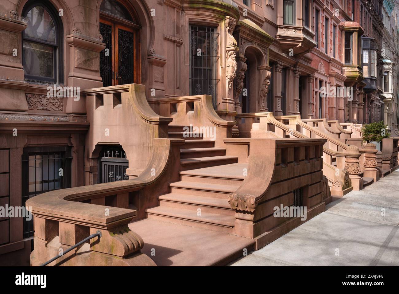 Brownstones et maisons de ville avec ornementation en pierre et escabeaux. Upper West Side Central West Historic District à Manhattan, New York Banque D'Images