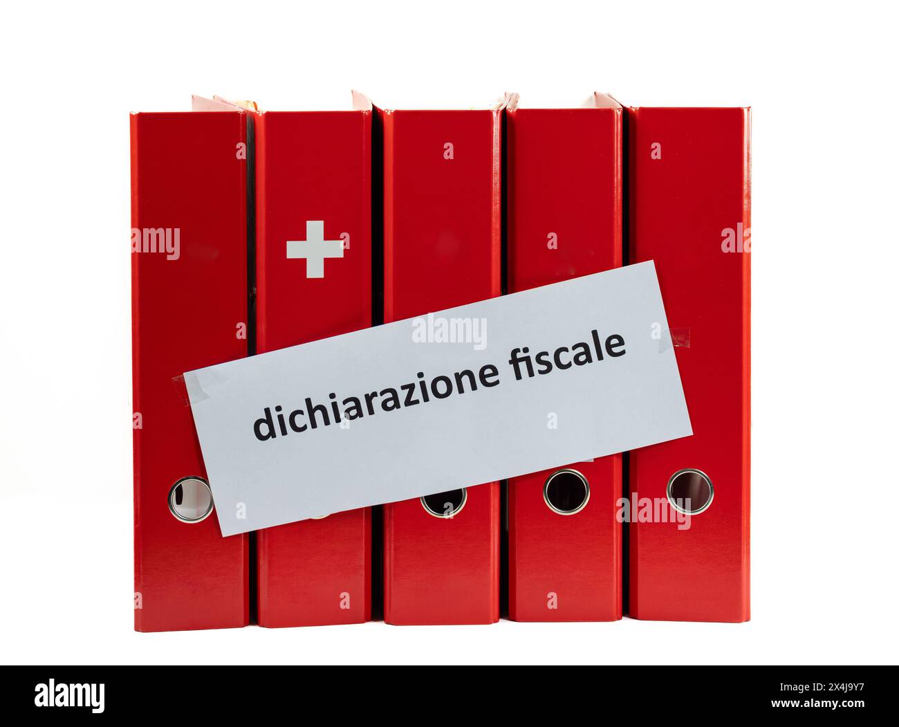 Concept de déclaration fiscale suisse. Dossiers de bureau avec symbole du drapeau suisse, et inscription italienne en traduction anglaise : déclaration fiscale Banque D'Images