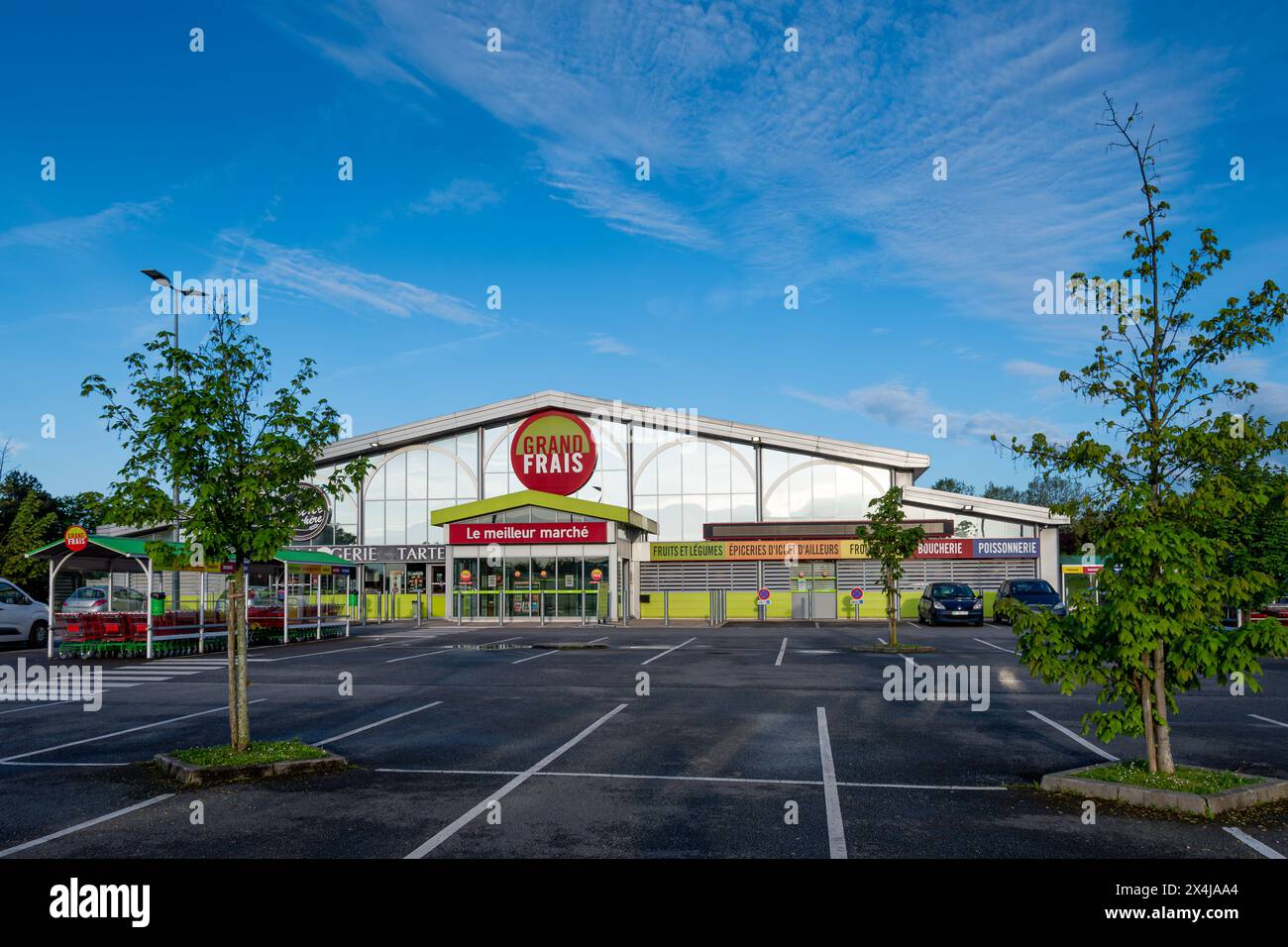 Vue extérieure d'un magasin Grand frais. Grand frais est une chaîne de supermarchés française spécialisée dans les produits frais et l’épicerie Banque D'Images