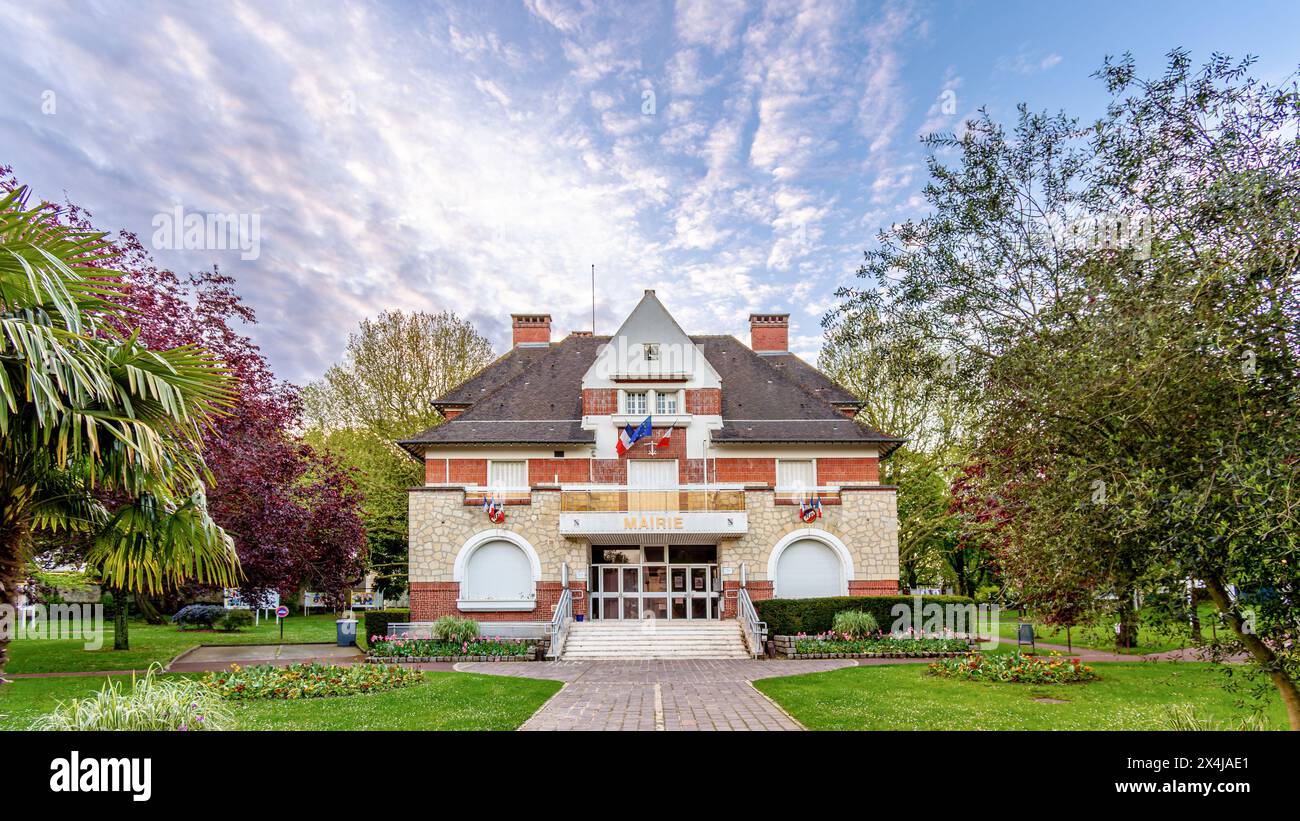 Vue extérieure de la mairie de Roissy-en-France, dans le département français du Val-d'Oise, en Ile-de-France, au nord-est de Paris, France Banque D'Images