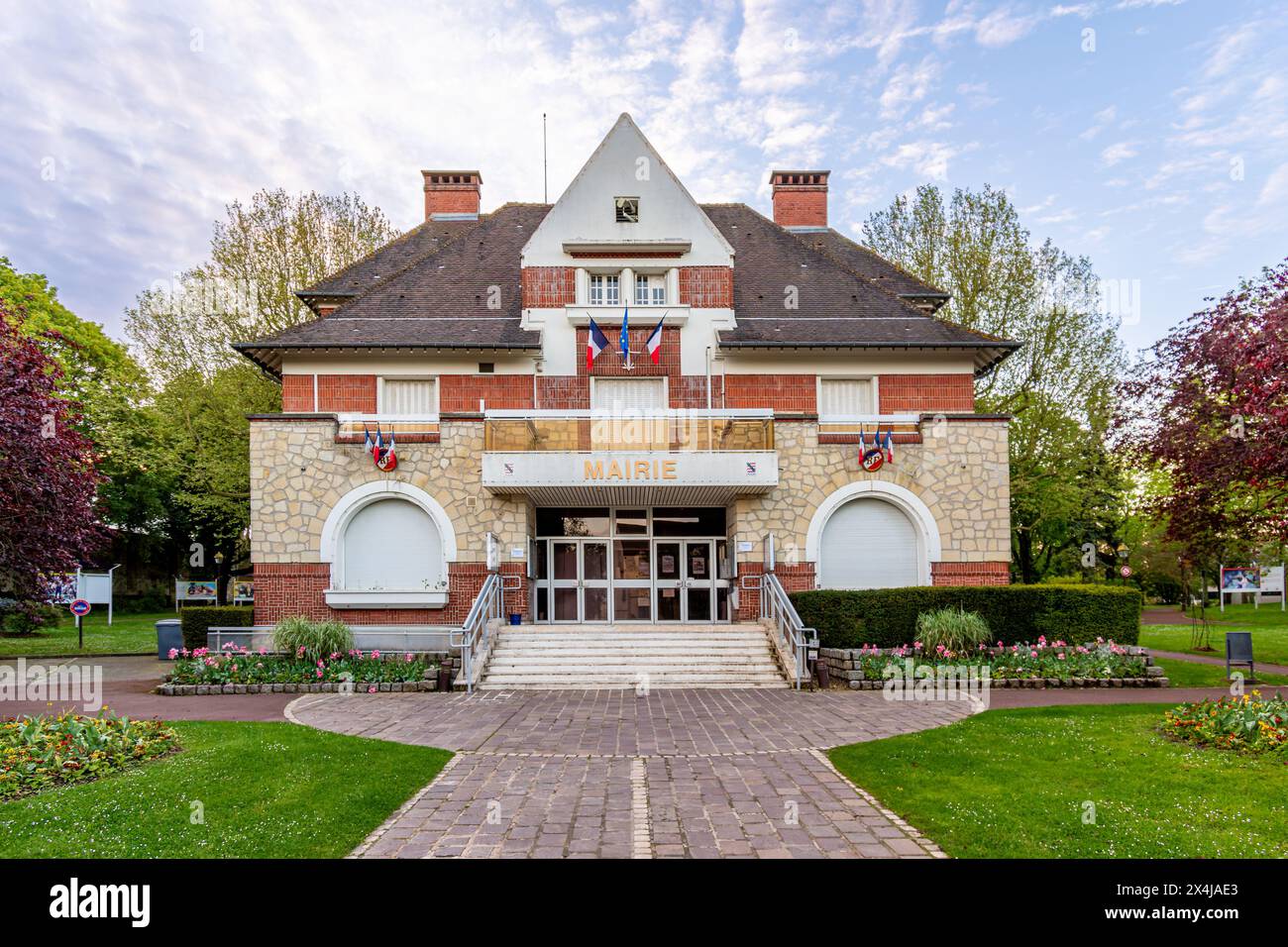 Vue extérieure de la mairie de Roissy-en-France, dans le département français du Val-d'Oise, en Ile-de-France, au nord-est de Paris, France Banque D'Images