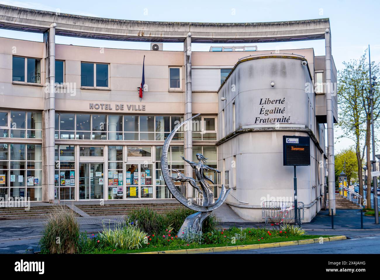 Vue extérieure de la mairie de Goussainville, commune française située dans le département du Val-d'Oise, en Ile-de-France Banque D'Images
