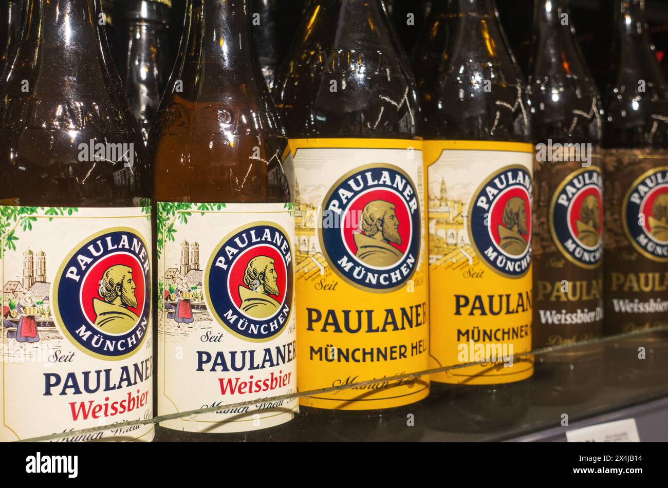 Bouteilles de bière Paulaner de différents types. Banque D'Images
