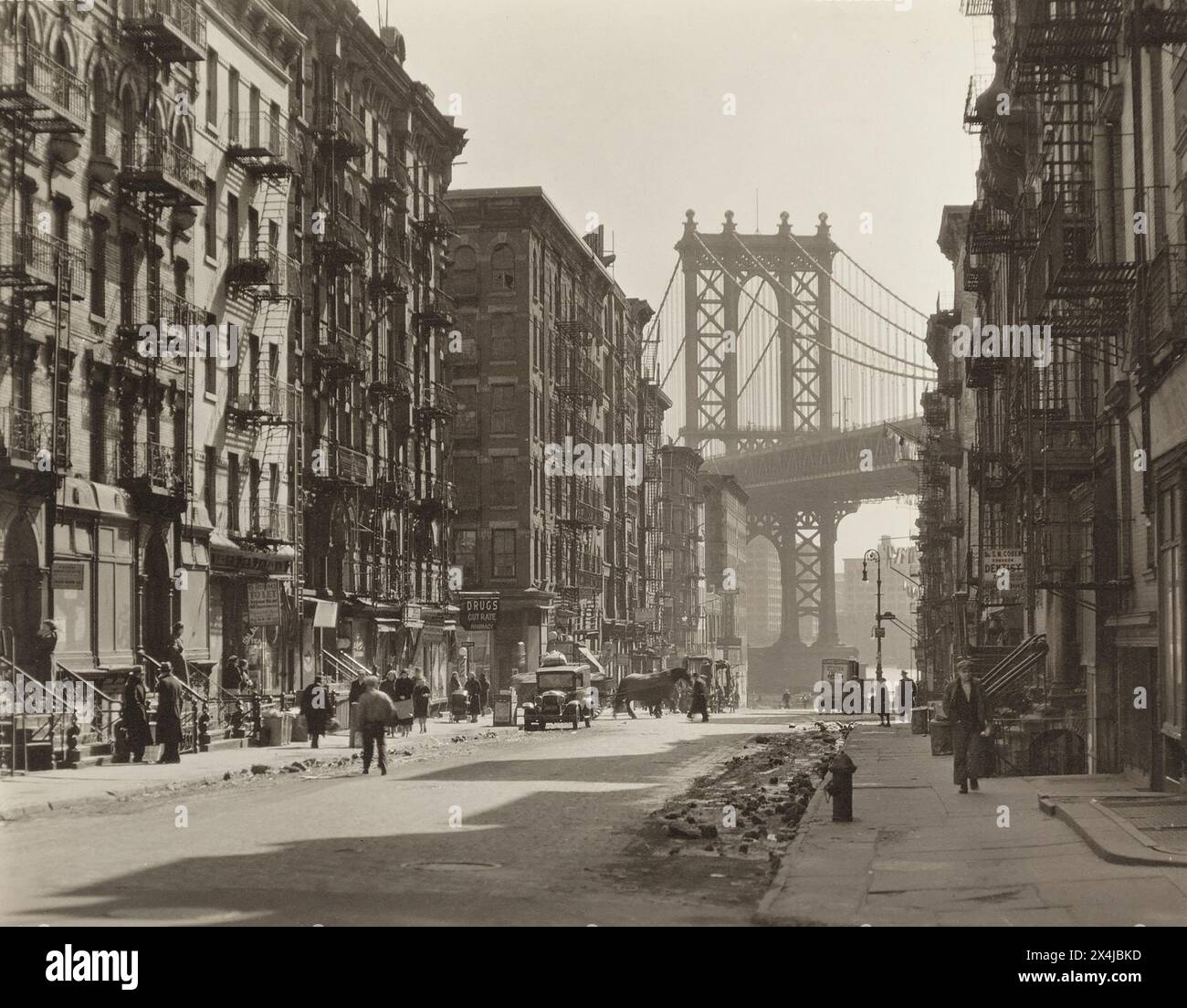 Pike Street à Henry Street en regardant vers Manhattan Bridge, New York City, New York, États-Unis, Berenice Abbott, Federal Art Project, 'Changing New York', mars 1936 Banque D'Images