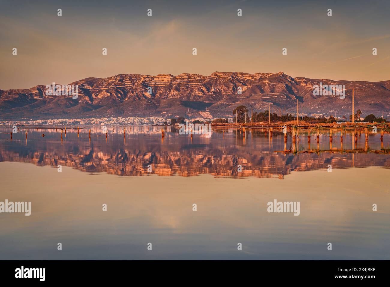 Lever de soleil dans la baie d'Alfacs dans le delta de l'Èbre, avec la chaîne de montagnes Montsià en arrière-plan (Tarragone, Catalogne, Espagne) Banque D'Images