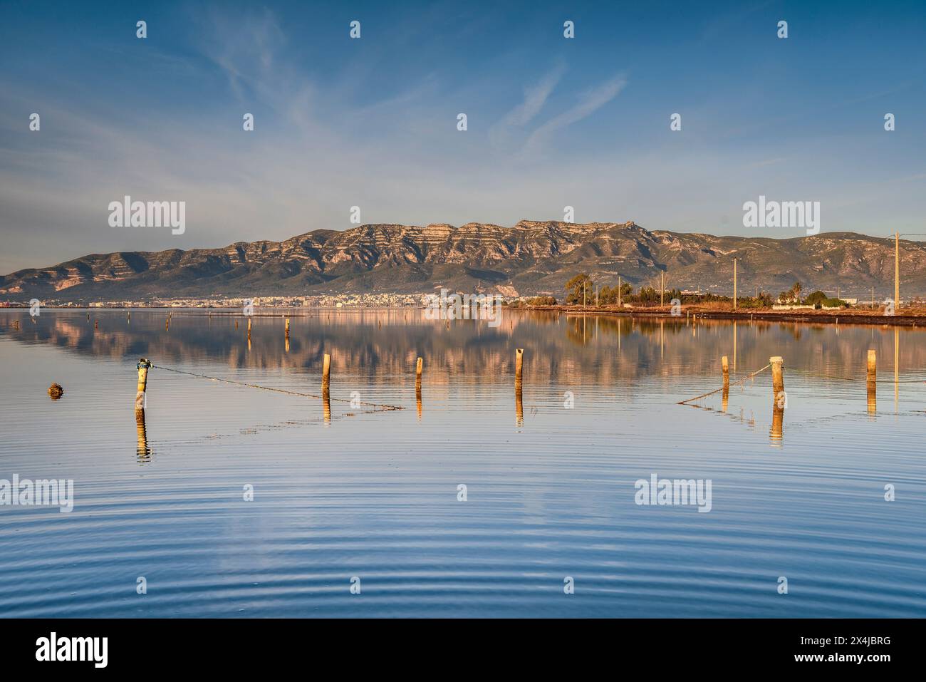 Lever de soleil dans la baie d'Alfacs dans le delta de l'Èbre, avec la chaîne de montagnes Montsià en arrière-plan (Tarragone, Catalogne, Espagne) Banque D'Images