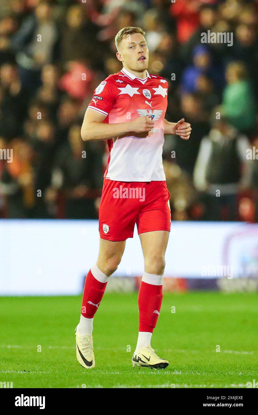 Barnsley, Royaume-Uni. 03 mai 2024. L'attaquant de Barnsley Sam Cosgrove (9) marque un BUT 1-2 et célèbre lors du Barnsley FC v Bolton Wanderers FC SKY Bet League One Play-offs demi-finale 1st Leg à Oakwell, Barnsley, Angleterre, Royaume-Uni le 3 mai 2024 crédit : Every second Media/Alamy Live News Banque D'Images