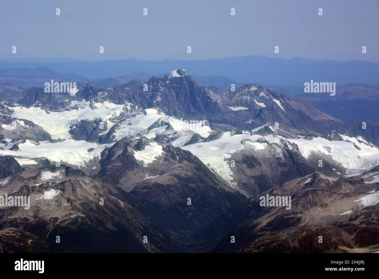 Vue aérienne du Monarch Mountain et du Monarch Icefield à la fin de l'été, dans les montagnes côtières sur la côte centrale de la Colombie-Britannique, Canada. Banque D'Images