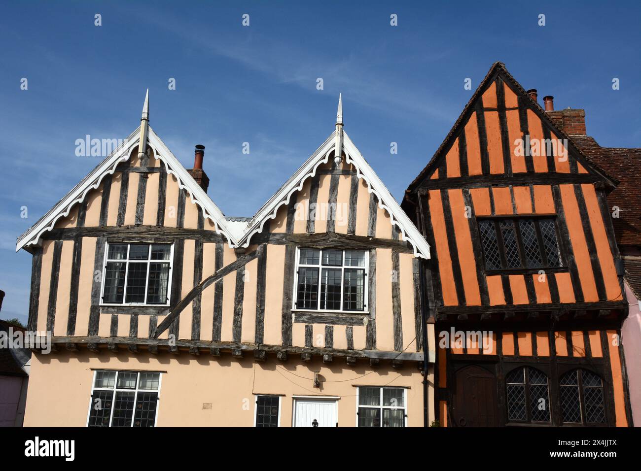 La célèbre vieille maison médiévale à colombages « tordue » dans le village de Lavenham dans le comté de Suffolk, Angleterre, Royaume-Uni. Banque D'Images