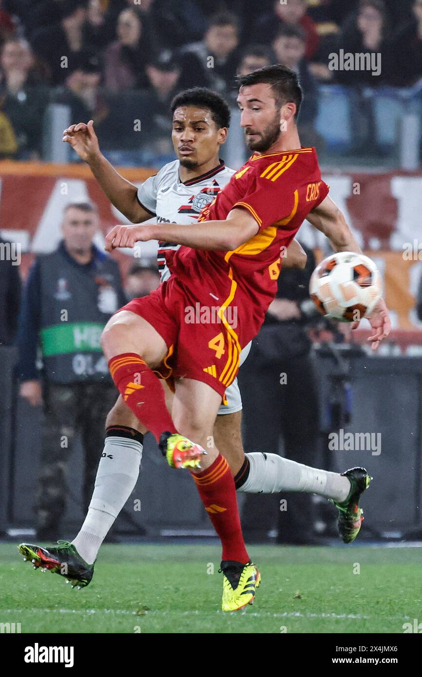 Rome, Italie, 2 mai 2024. Bryan Cristante, à droite, de L'AS Roma, est défié par amine Adli, de Bayer Leverkusen, lors du match de première manche de demi-finale de l'UEFA Europa League entre Roma et Bayer Leverkusen au stade Olympique. Banque D'Images