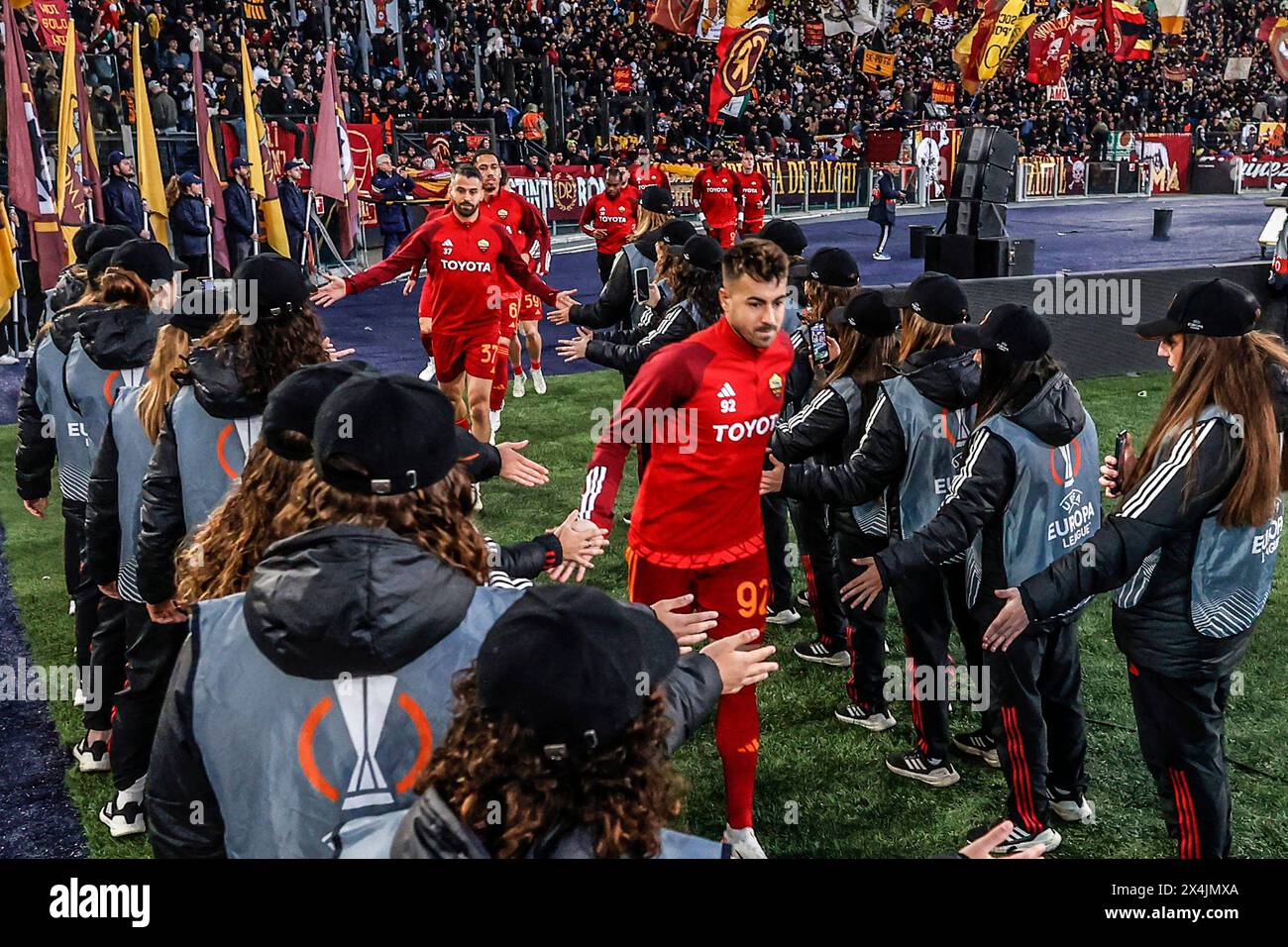 Rome, Italie, 2 mai 2024. RomaÕs les joueurs arrivent pour l’échauffement avant le match de première manche de demi-finale de l’UEFA Europa League entre Roma et Bayer Leverkusen au stade olympique. Banque D'Images