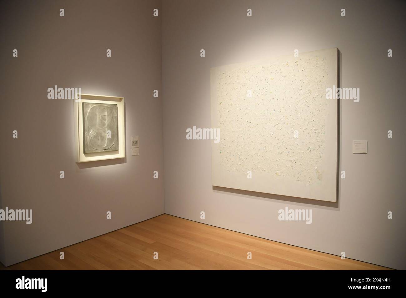 New York, États-Unis. 03 mai 2024. (À gauche) 0 à 9 par Jasper Johns, est. $5 000 000-7 000 000 est vu à Christie's Spring 20/21 Marquee week Press Preview à New York, NY le 3 mai 2024. (Photo par Efren Landaos/Sipa USA) crédit : Sipa USA/Alamy Live News Banque D'Images