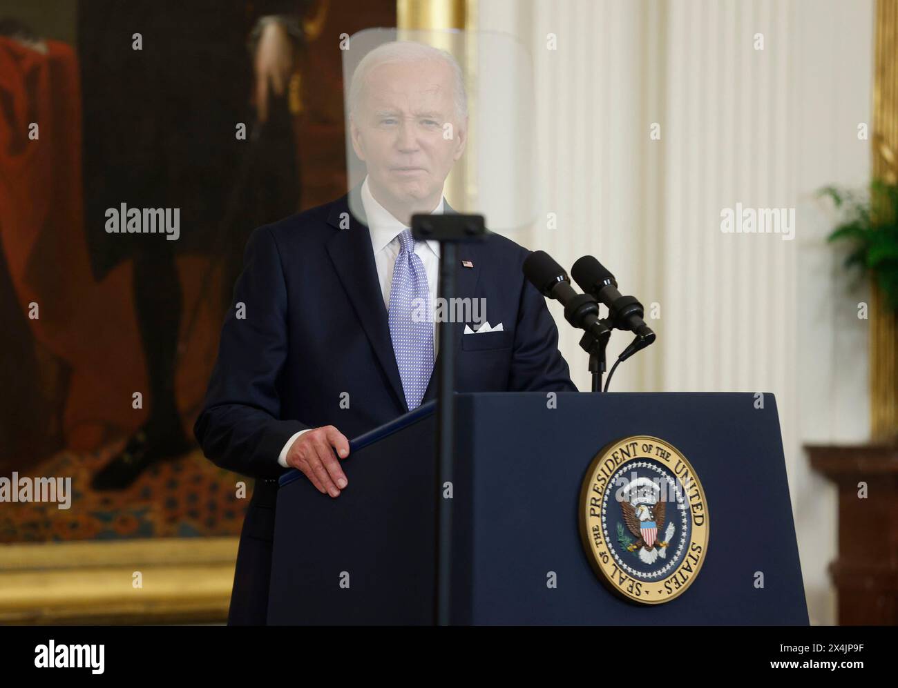 Washington, États-Unis. 03 mai 2024. Le président Joe Biden prend la parole avant de remettre la Médaille présidentielle de la liberté, la plus haute distinction civile de la nation, lors d'une cérémonie dans la salle est de la Maison Blanche à Washington DC le vendredi 3 mai 2024. Photo de Jonathan Ernst/UPI crédit : UPI/Alamy Live News Banque D'Images