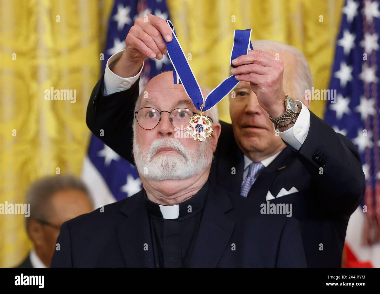 Washington, États-Unis. 03 mai 2024. Le président Joe Biden remet au père Greg Boyle la Médaille présidentielle de la liberté, la plus haute distinction civile du pays, lors d'une cérémonie dans la salle est de la Maison Blanche à Washington DC le vendredi 3 mai 2024. Photo de Jonathan Ernst/UPI crédit : UPI/Alamy Live News Banque D'Images