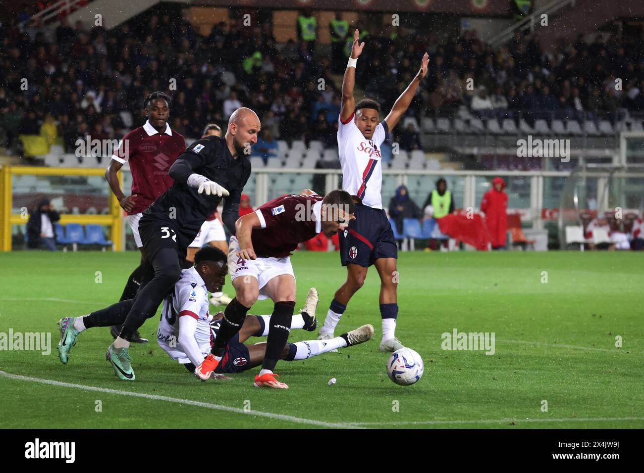 Turin, Italie. 3 mai 2024. Dan Ndoye, du Bologna FC, s’efface pour un penalty alors que Vanja Milinkovic-Savic et Alessandro Buongiorno, du Torino FC, s’affrontent avec son coéquipier Jhon Lucumi, du Bologna FC, lors du match de Serie A au Stadio Olimpico Grande Torino, Turin. Le crédit photo devrait se lire : Jonathan Moscrop/Sportimage crédit : Sportimage Ltd/Alamy Live News Banque D'Images