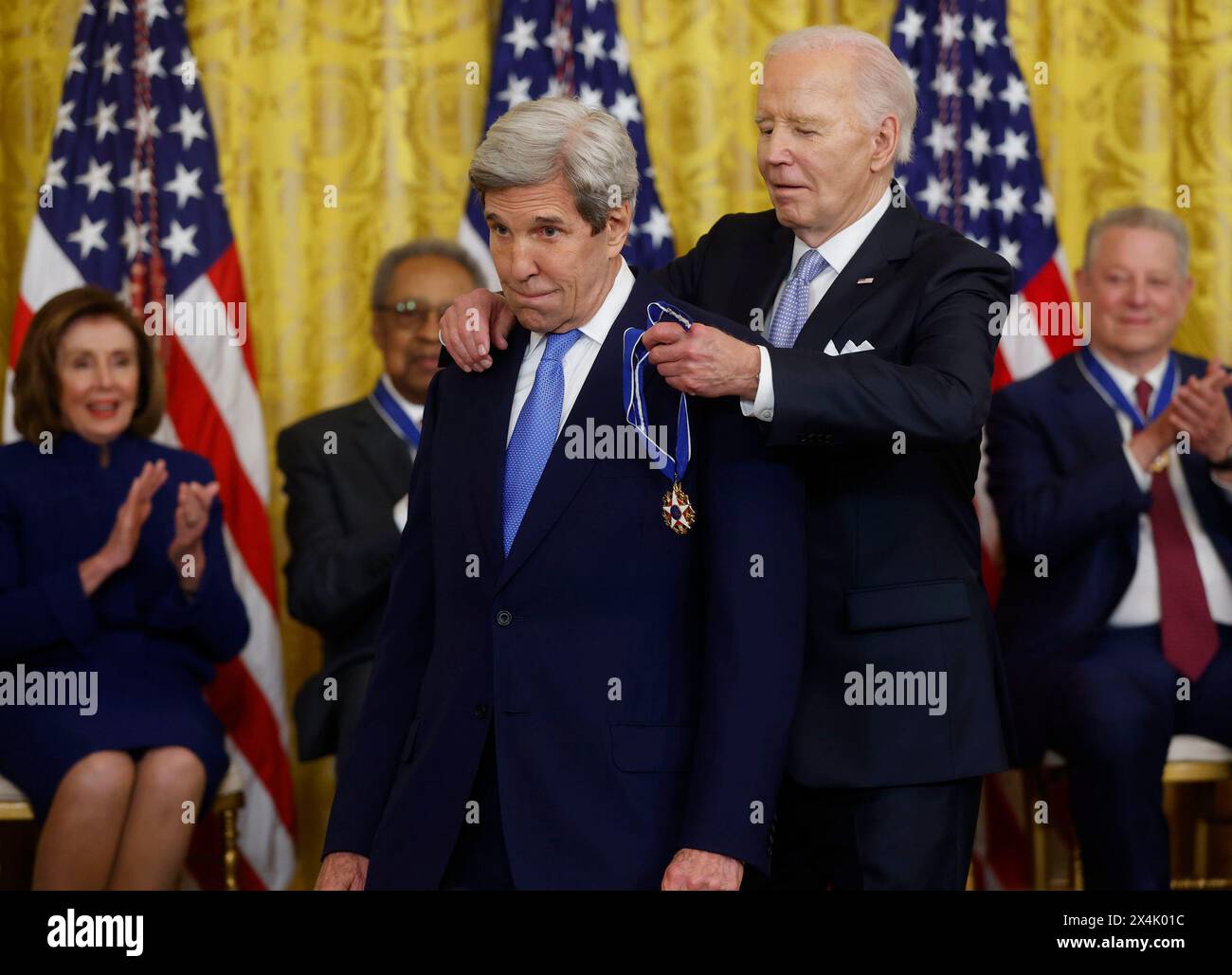 Washington, États-Unis. 03 mai 2024. Le président Joe Biden remet au secrétaire John Kerry la Médaille présidentielle de la liberté, la plus haute distinction civile du pays, lors d'une cérémonie dans la salle est de la Maison Blanche à Washington DC le vendredi 3 mai 2024. Photo de Jonathan Ernst/UPI crédit : UPI/Alamy Live News Banque D'Images