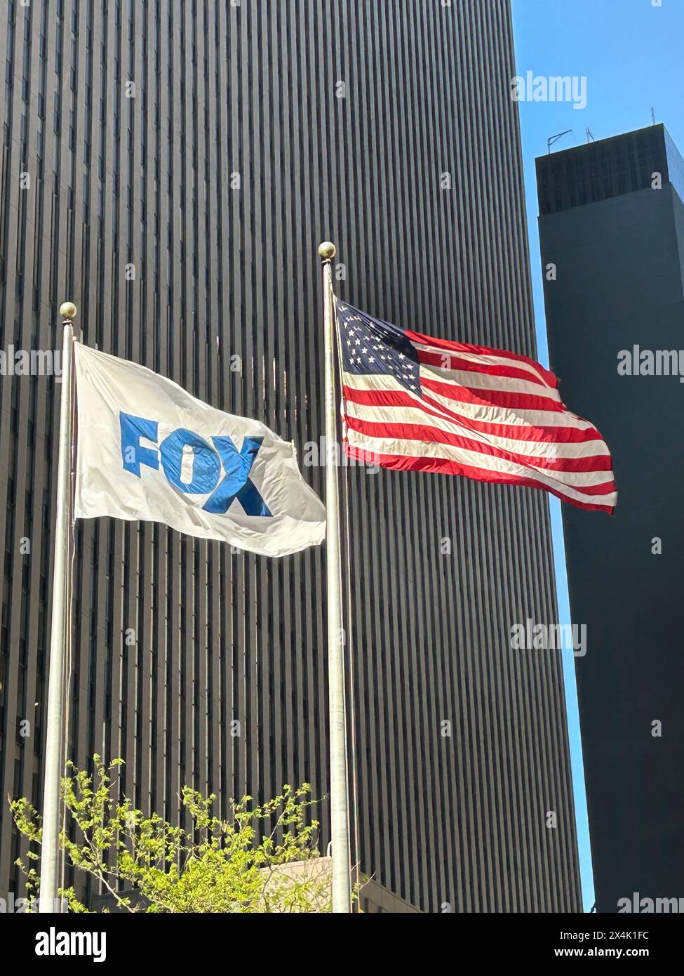 Fox News et drapeaux américains flottant devant le bâtiment News Corp, Avenue of the Americas, New York City, New York, États-Unis Banque D'Images