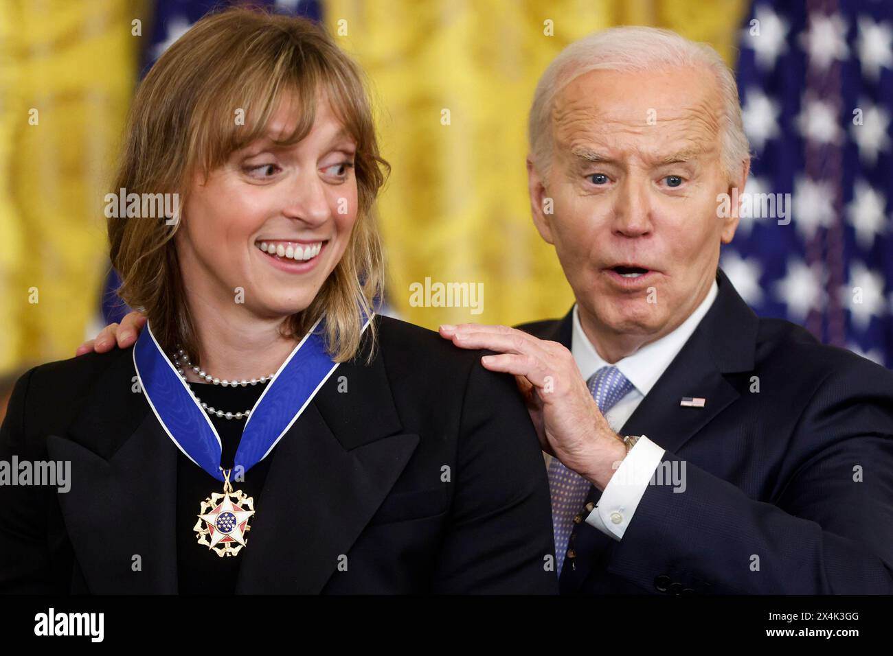 Washington, États-Unis. 03 mai 2024. Le président américain Joe Biden remet à la championne du monde de natation Katie Ledecky la médaille présidentielle de la liberté, la plus haute distinction civile du pays, lors d'une cérémonie dans la salle est de la Maison Blanche à Washington, DC le vendredi 3 mai 2024. Plusieurs des récipiendaires d'aujourd'hui sont des piliers du Parti démocrate, et Biden lui-même a reçu l'honneur de l'ancien président Barack Obama dans les derniers jours de leur administration en 2017. Photo de Jonathan Ernst/UPI crédit : UPI/Alamy Live News Banque D'Images