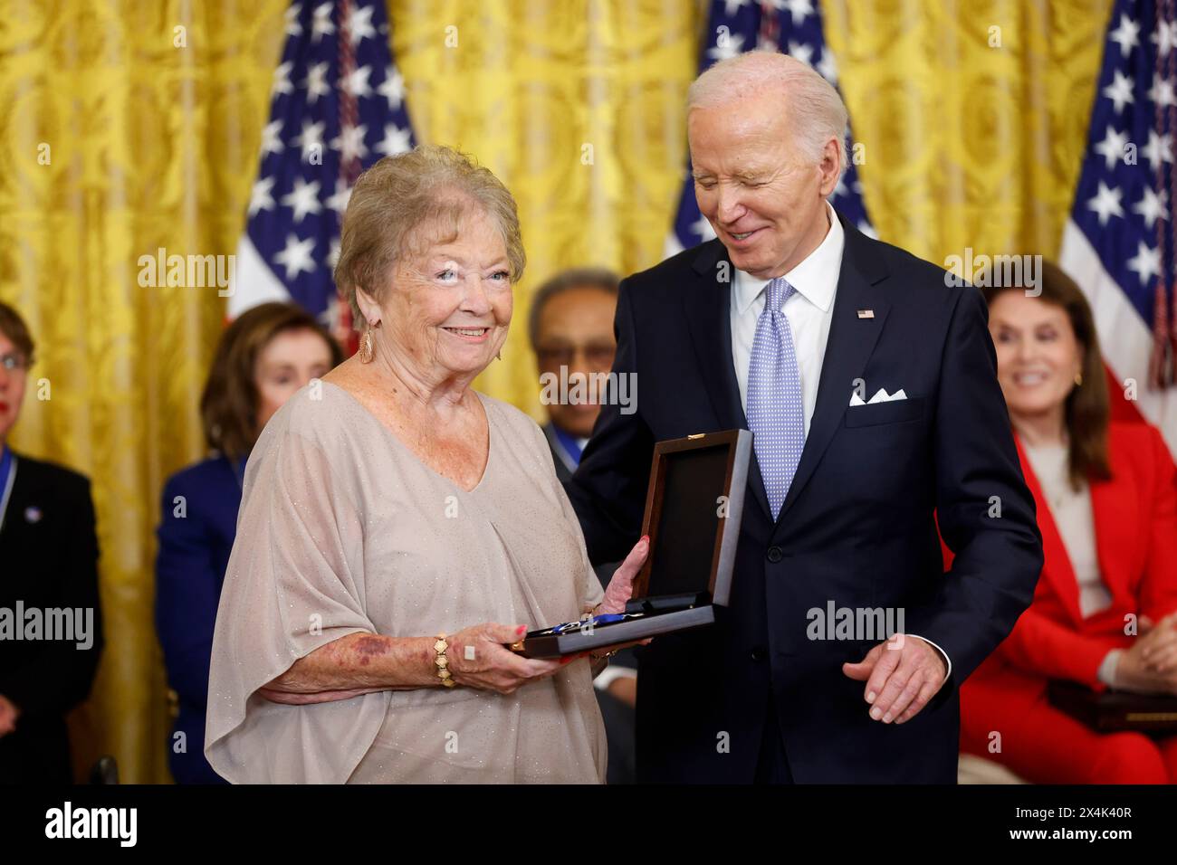 Le président américain Joe Biden est aux côtés de Lynn Cannon après avoir décerné à titre posthume à son défunt grand-père, l'athlète amérindien Jim Thorpe, la médaille présidentielle de la liberté, la plus haute distinction civile du pays, lors d'une cérémonie dans la salle est de la Maison Blanche à Washington, DC le vendredi 3 mai 2024. Plusieurs des récipiendaires d'aujourd'hui sont des piliers du Parti démocrate, et Biden lui-même a reçu l'honneur de l'ancien président Barack Obama dans les derniers jours de leur administration en 2017. Photo de Jonathan Ernst/Pool/Sipa USA Banque D'Images